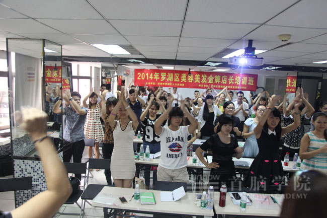 W三期金牌店长培训班上讲师与店长互动