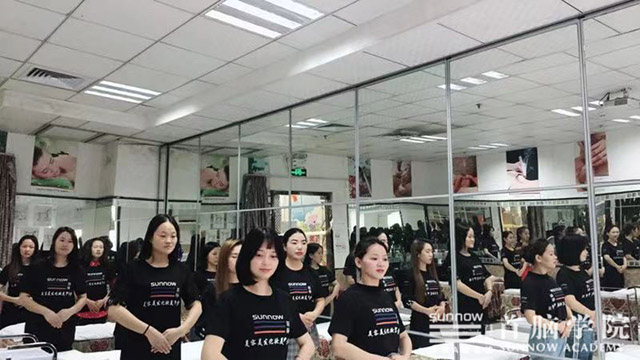 容学校
