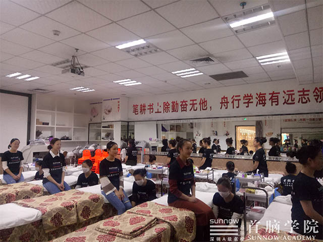 容学校