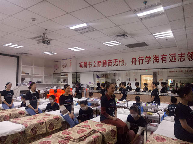 容学校