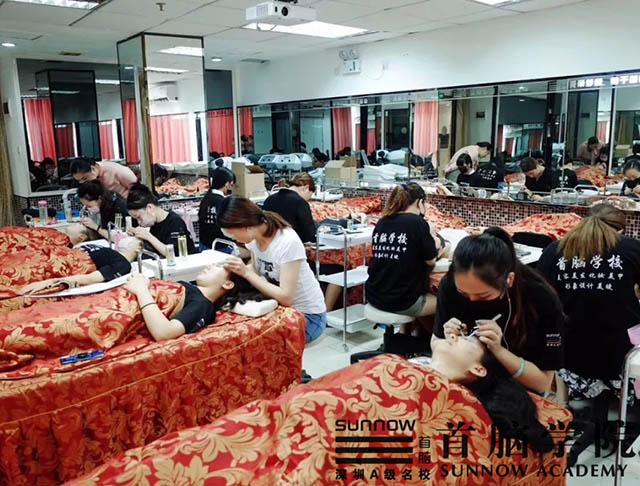 容学校
