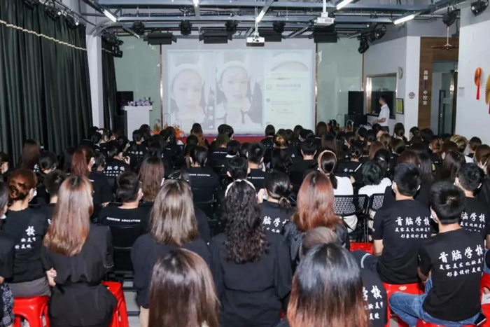首脑发培训学校