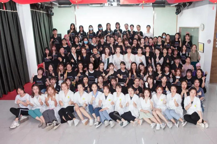 首脑发培训学校