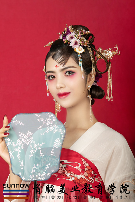 选择新娘化妆培训要注意哪些？