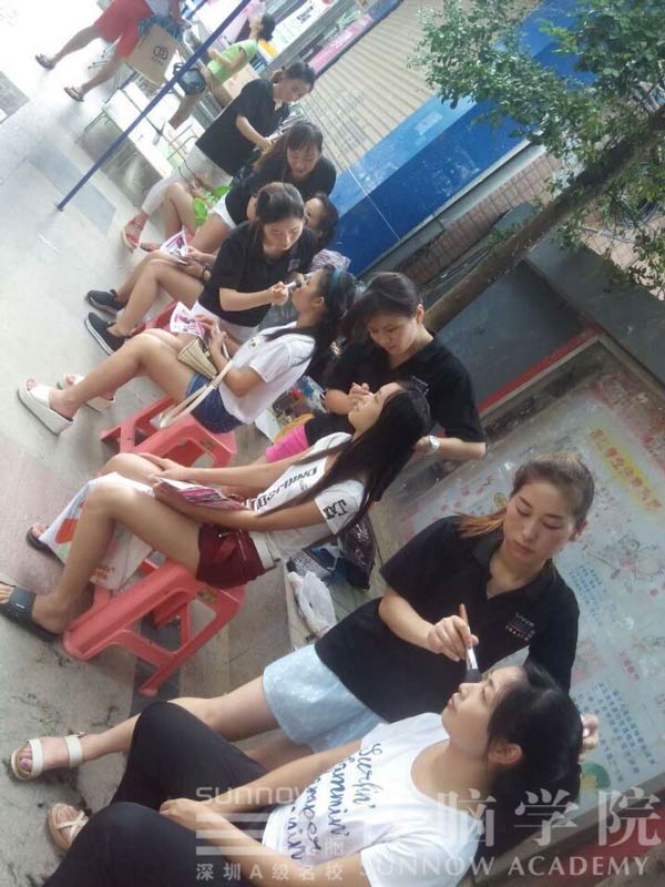 首脑学院龙华校区学员妆点华润万家