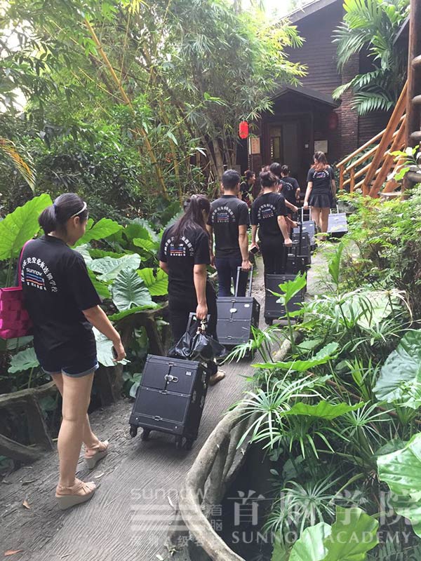 首脑学院龙华校区为环球生态旅游小姐新d布会化妆造型