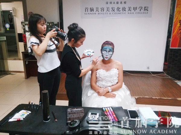 首脑学院龙华校区形象设计部化妆老师Ruby在ؓ模特妆扮