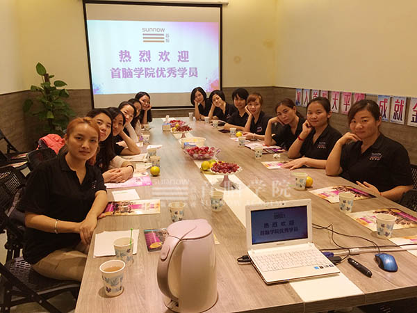 首脑学院宝安校区再次助推容学子׃