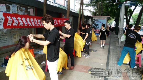 首脑学院龙华校区发学员专注义剪