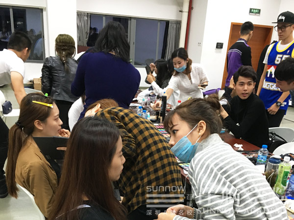 首脑学校化妆师ؓ(f)zd化妆