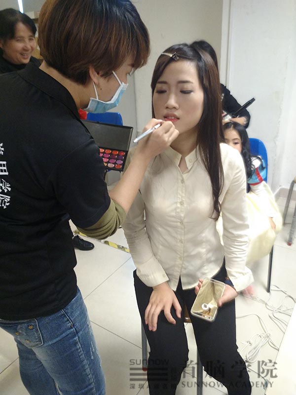 首脑化妆师精心点~“烂漫春时”服装发布会