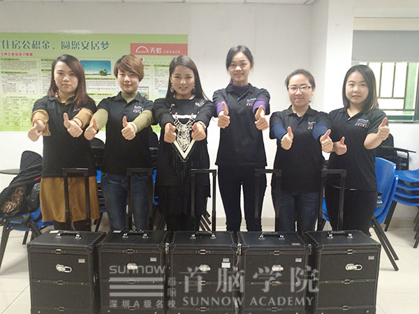首脑化妆师精心点~“烂漫春时”服装发布会