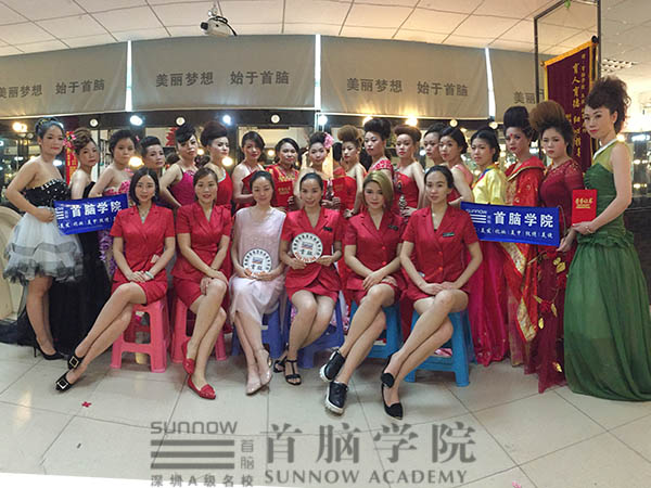 首脑学院容学子化妆考核师生合媄