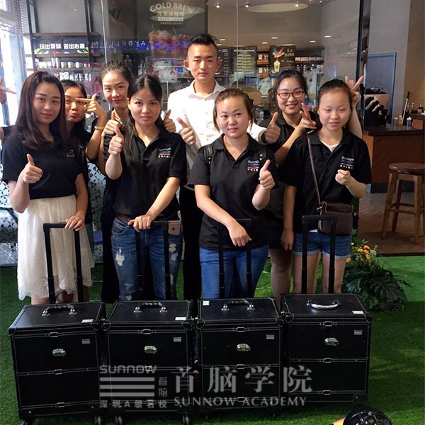 首脑学院学子观澜天虹义工合媄