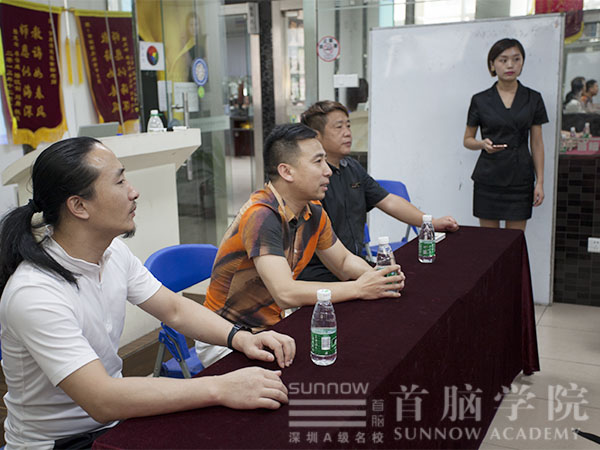 发招聘会现场的老师