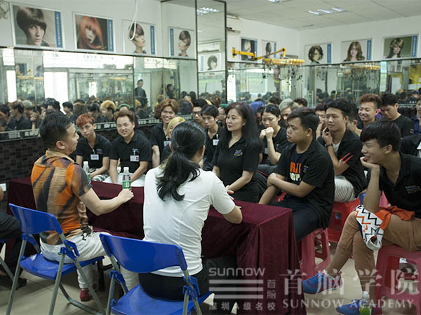 发招聘会现场学员专注听老师讲解