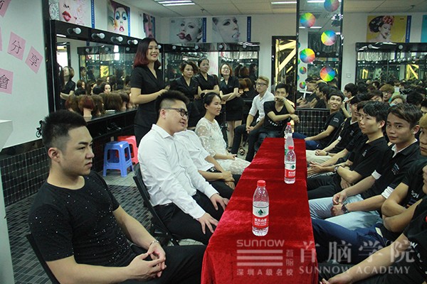 首脑学院宝安校区发毕业学员q校分n暨招聘会(x)