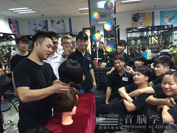 首脑学院宝安校区发毕业学员q校分n暨招聘会(x)