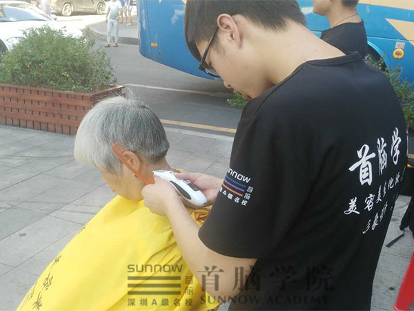 首脑学校发师义工实操中