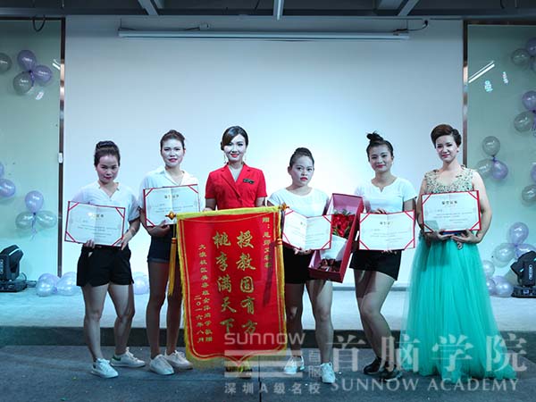 首脑学院大浪校区容班毕业生合媄