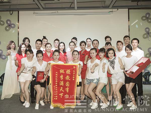首脑学院大浪校区师生合媄