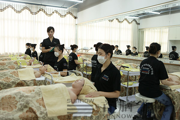 容主讲师艾蓉蓉考核学员动作规范