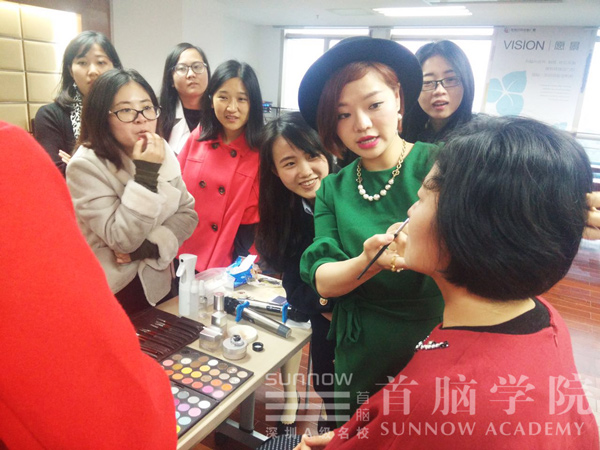 首脑学院苟璐老师为深x资推qv做白领妆培训