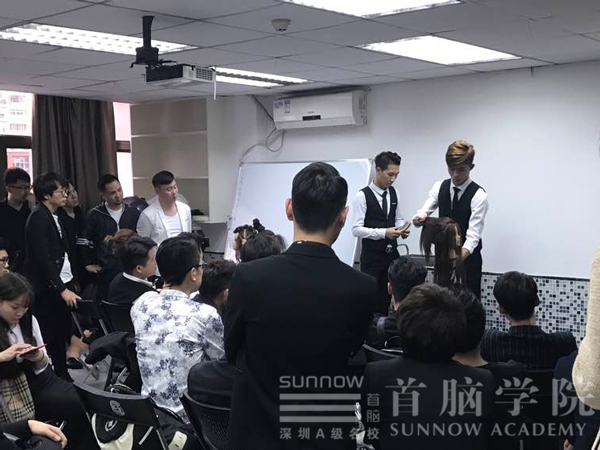 首脑学院?017深圳时装周进行化妆造型培训